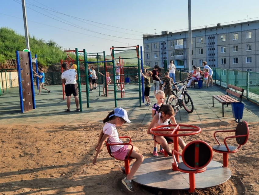 Площадки для малышей и подростков: Оловянную преображает проект «Забайкальский дворик»