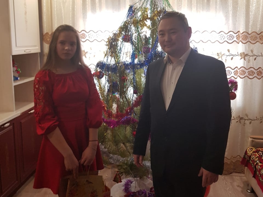 Александр Бардалеев вручил подарок с «Ёлки желаний» школьнице из Ононского района 