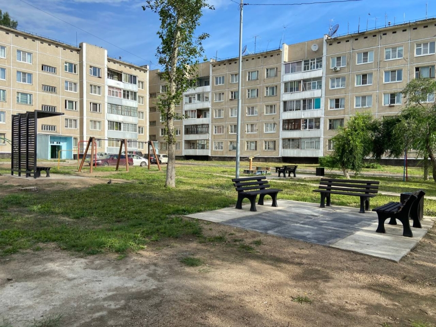 В Краснокаменске благодаря господдержке преображается двор – он уже готов на 82% 
