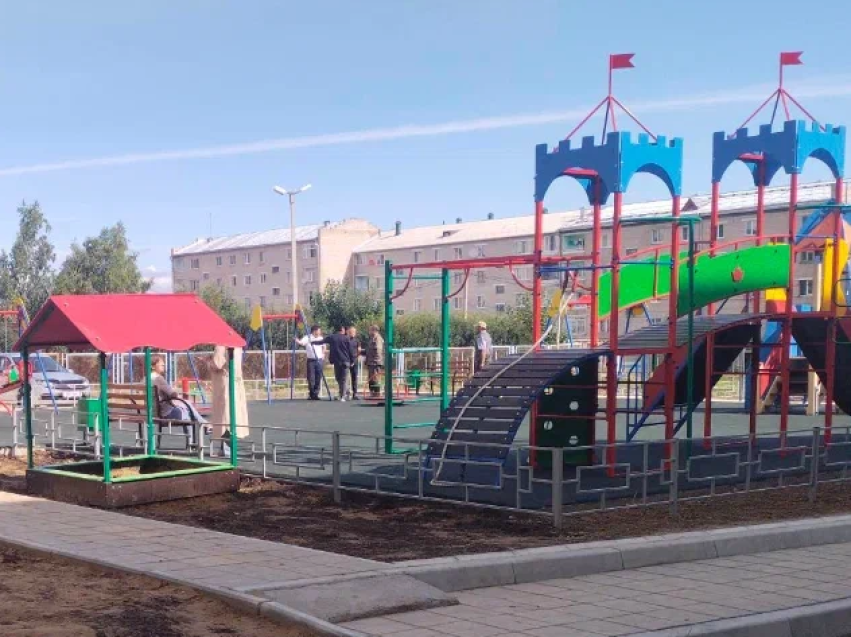 В Новоорловске преобразился двор – теперь там есть детская и спортивная площадки, парковка и скамейки
