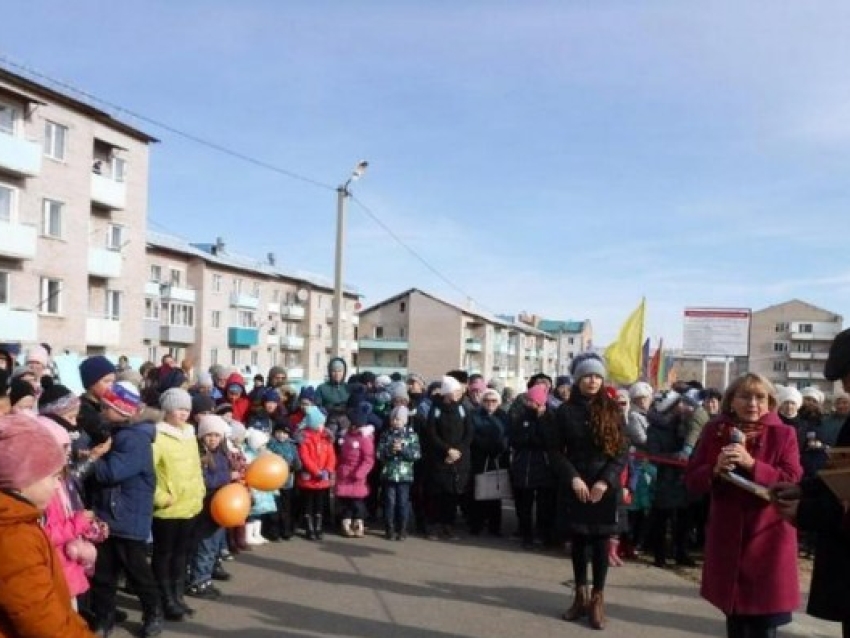 В поселке Новоорловск завершилось благоустройство площади имени геолога Орлова