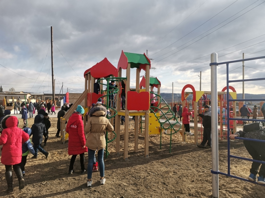 Новая парковая зона с детской площадкой в Новокручининске