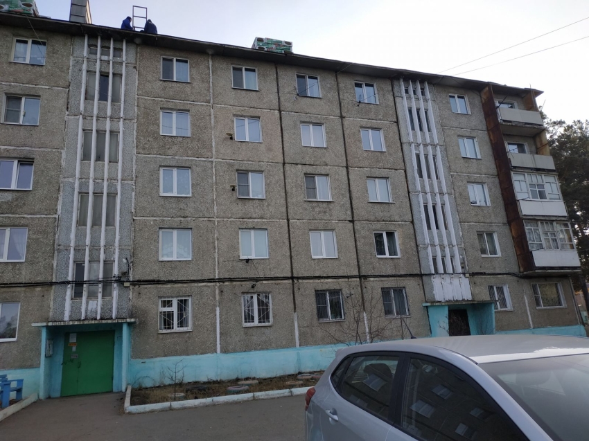Специалисты контролируют ремонт крыши дома №14 по улице Гагарина