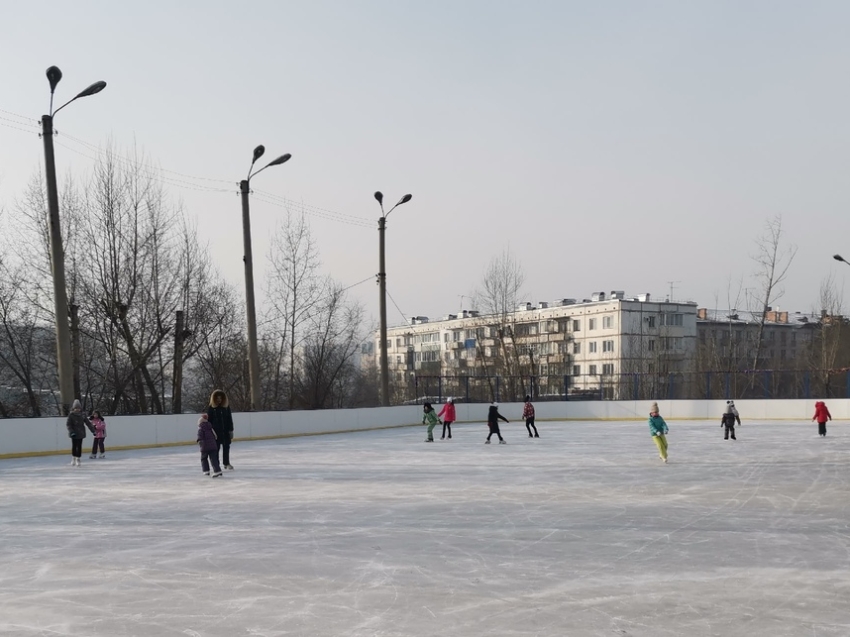 Красоту зимнего вида спорта продемонстрировали фигуристы на новой хоккейной коробке в Чите
