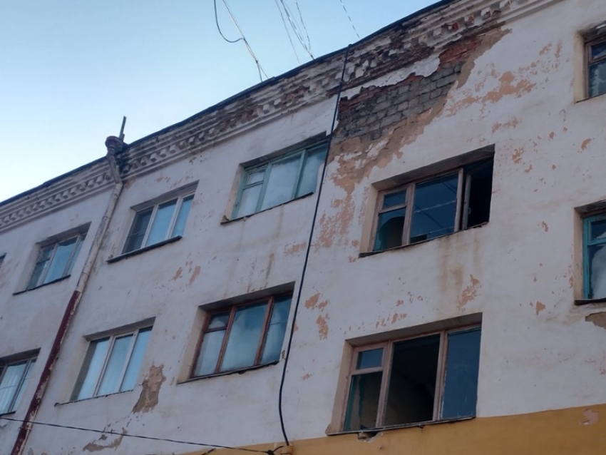 Фасад, кровля, теплосети и электрика: четыре вида ремонтных работ проведут в жилом доме Дарасуна