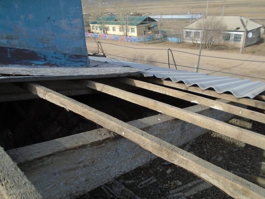 Подрядная организация приступила к ремонтным работам крыши в Могоче Забайкальского края 