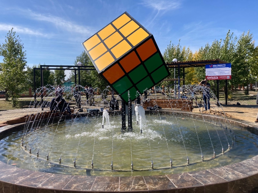 Кубиком Рубика, парящим над центральным парком, любуются жители Могойтуя   