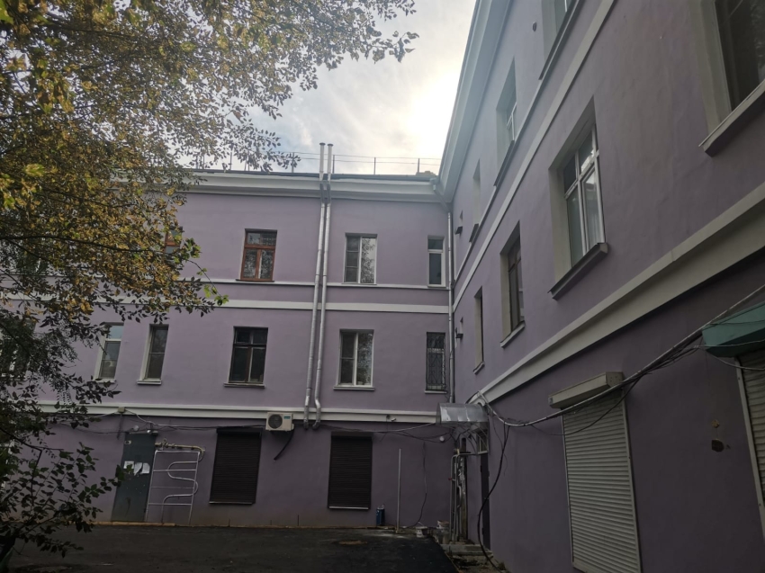 Фасад дома сталинской эпохи в центре Читы покрасят в светло-фиолетовый цвет