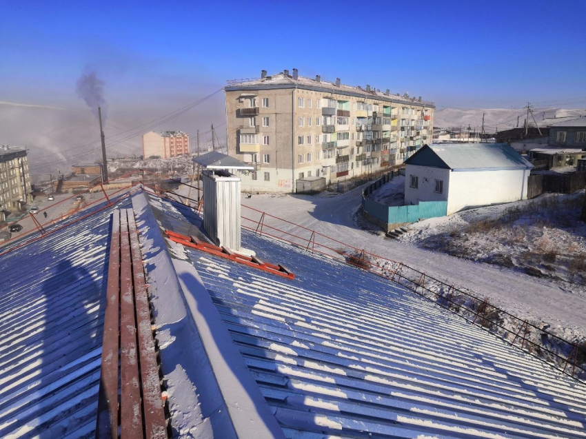 Новая крыша появилась в доме в поселке Оловянная