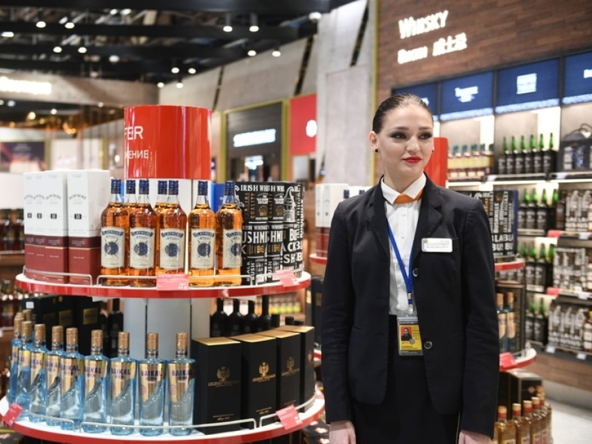 Алкогольную продукцию разрешат продавать в расположенных в аэропортах магазинах для пассажиров, летающих по России