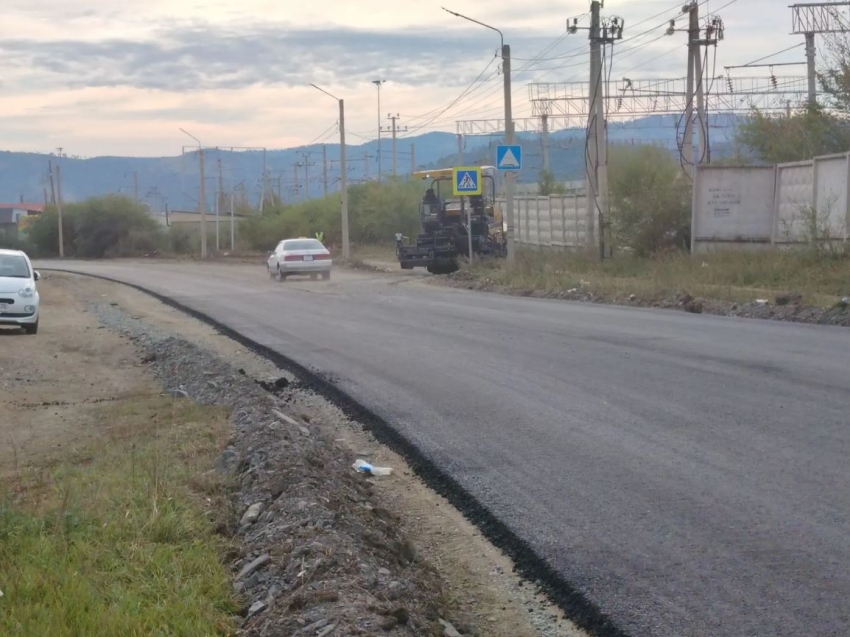 Центральную улицу поселка Карымское ремонтируют за счет местного бюджета