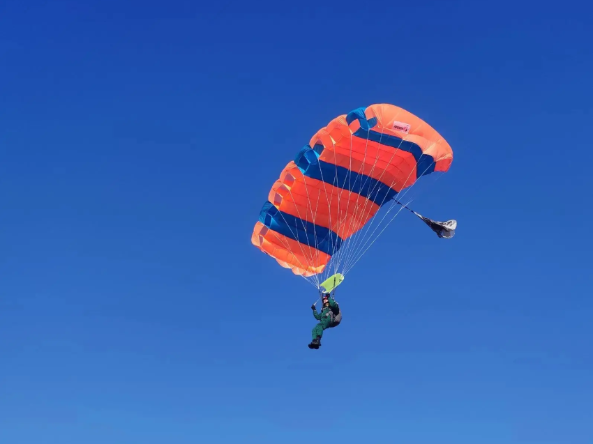 Пожарные-парашютисты Читинской авиабазы проводят воздушную тренировку 