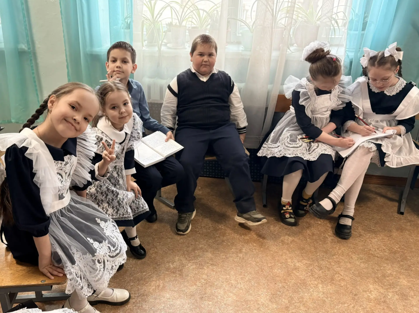 Читинские второклашки приняли участие в посадке сосны