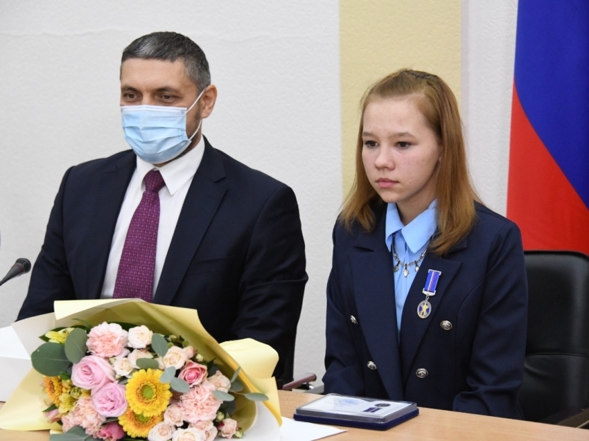 ​Школьницу из Забайкалья наградили медалью Совета Федерации за спасение пассажиров упавшего автобуса​