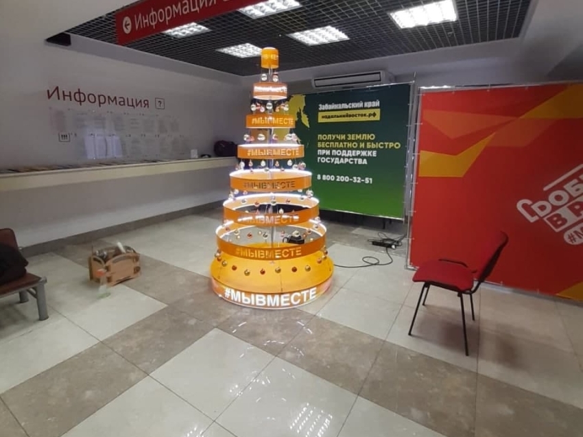 ​Декоративные ёлки по акции «Мы вместе» установили в крупных торговых центрах и аэропорту Читы