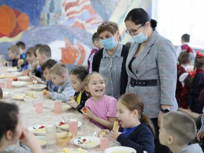 Татьяна Цымпилова проверила работу столовой в читинской школе №30