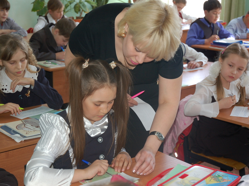 Владимир Путин: К новому учебному года родителям школьников выплатят по десять тысяч рублей