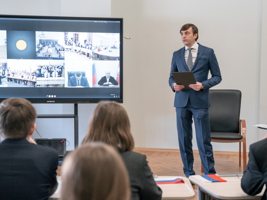 Министр просвещения Сергей Кравцов рассказал школьникам о воссоединении Крыма с Россией