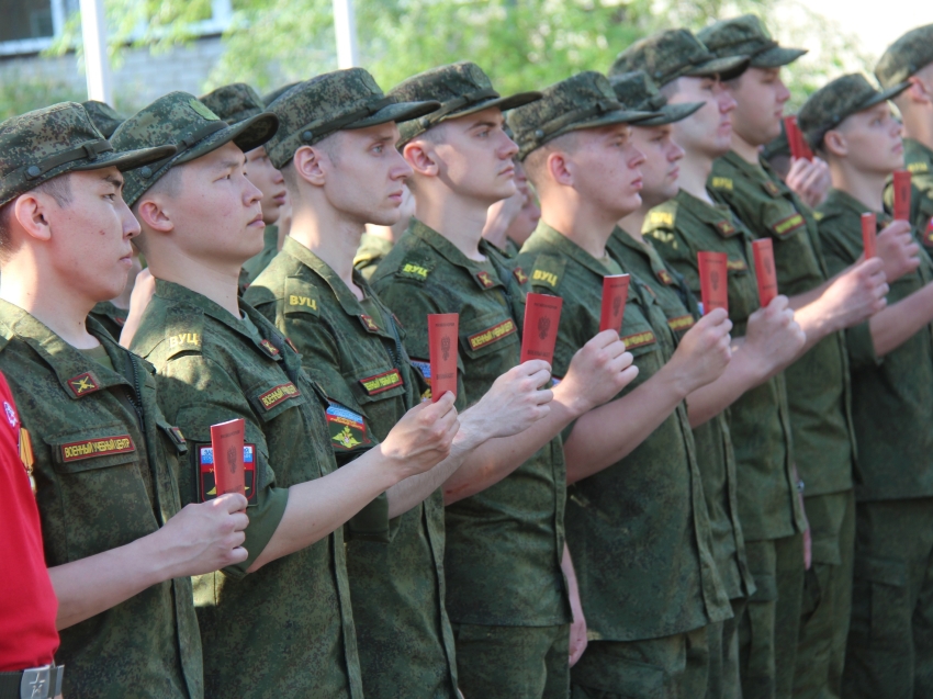 Выпускникам военного учебного центра ЗабГУ вручили военные билеты