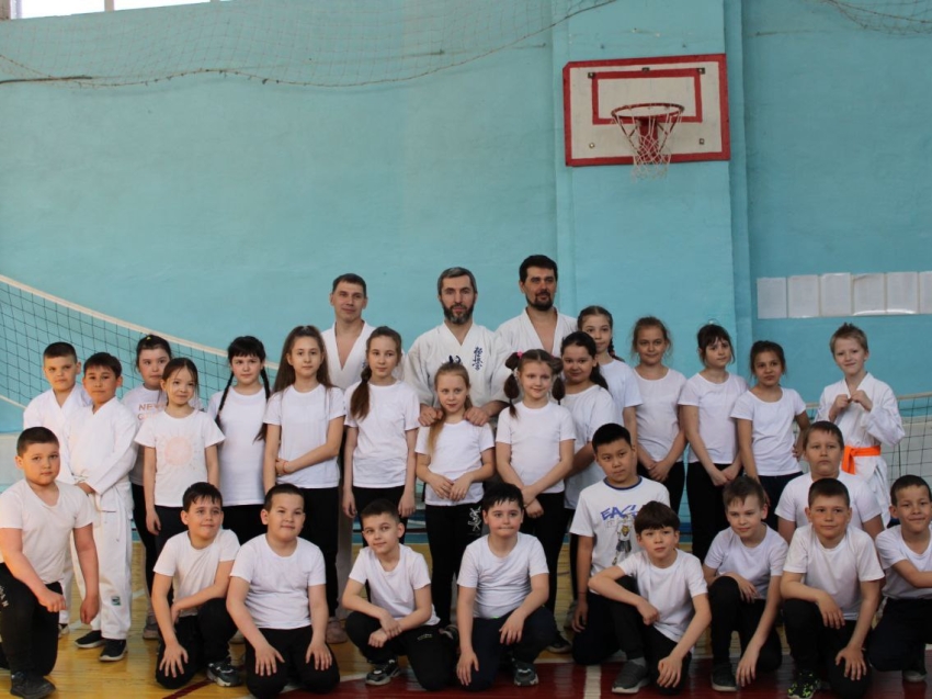 Чемпион мира по киокусинкай Хаид Мантаев провел урок физкультуры для учащихся читинской школы