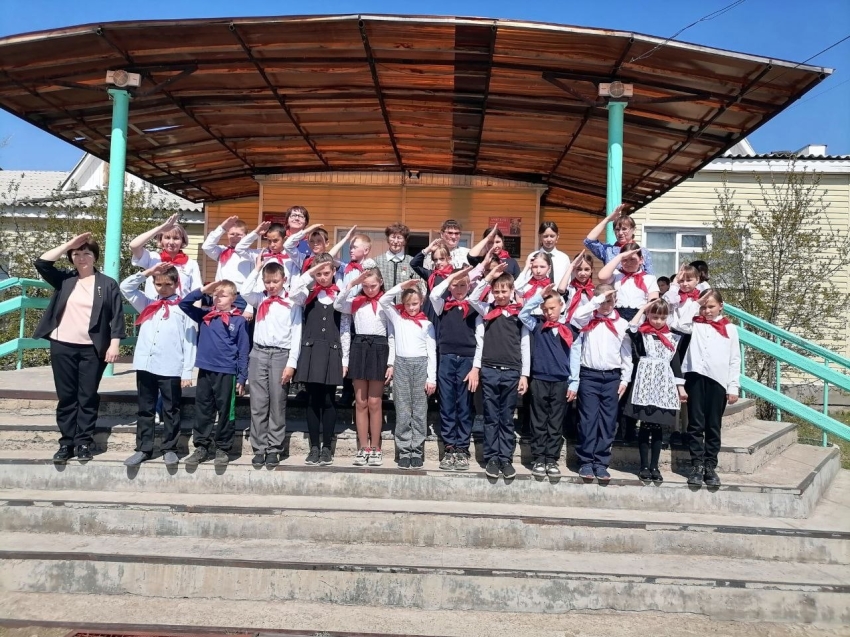 В школе села Тыргетуй Карымского района учеников четвертого класса посвятили в пионеры