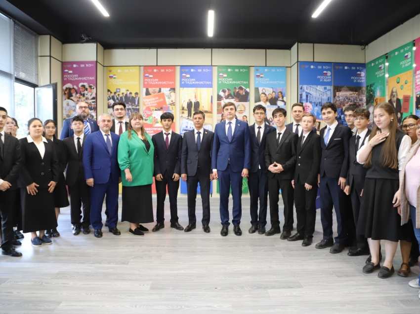 Сергей Кравцов передал таджикистанским школам сертификат на поставку более 800 тыс. учебников