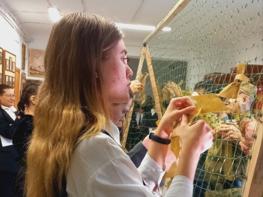 Учащиеся центра «Открытый мир»передали маскировочные сети для бойцов СВО