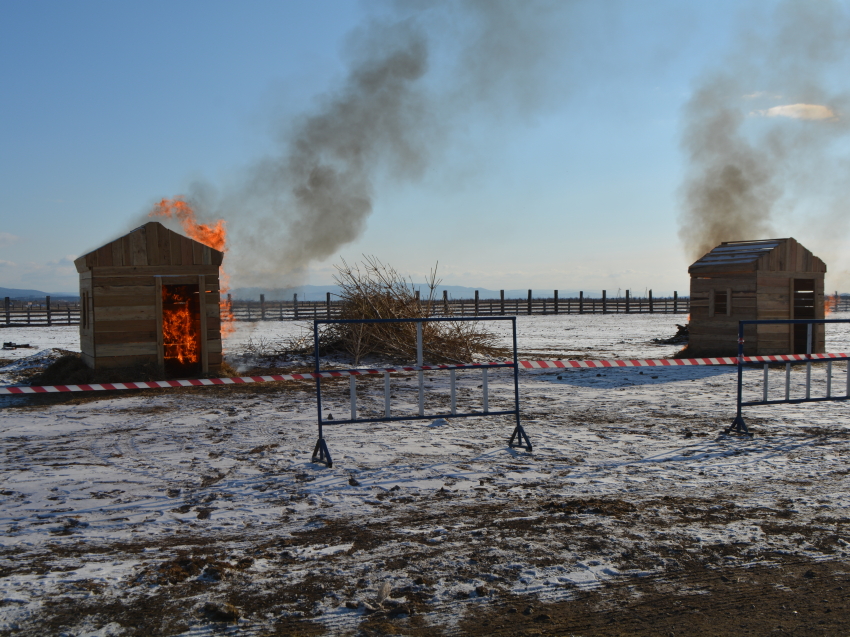 Условное возгорание домов от ландшафтного пожара потушили в Читинском районе