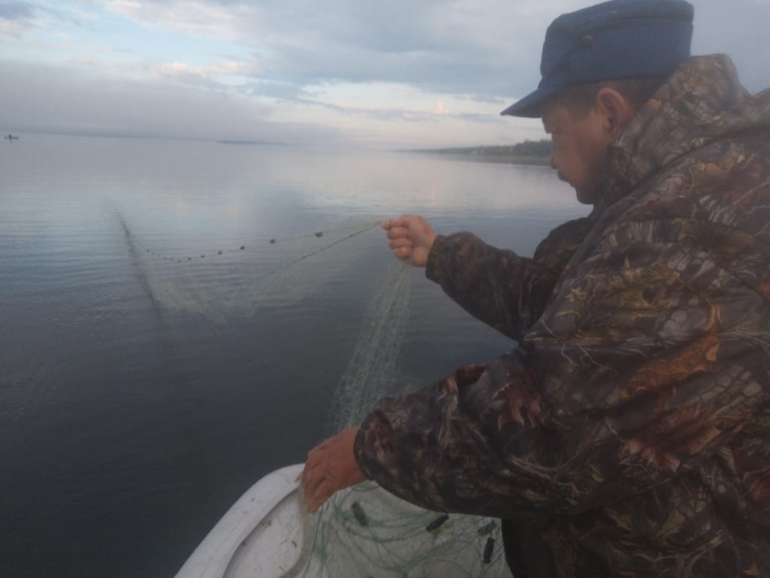 В Забайкалье из озера «Арей» достали 250 метров брошенных рыболовных сетей