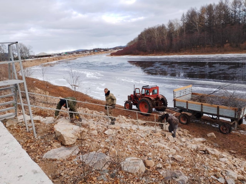Жители села Тунгокочен провели субботник на берегу реки Каренга