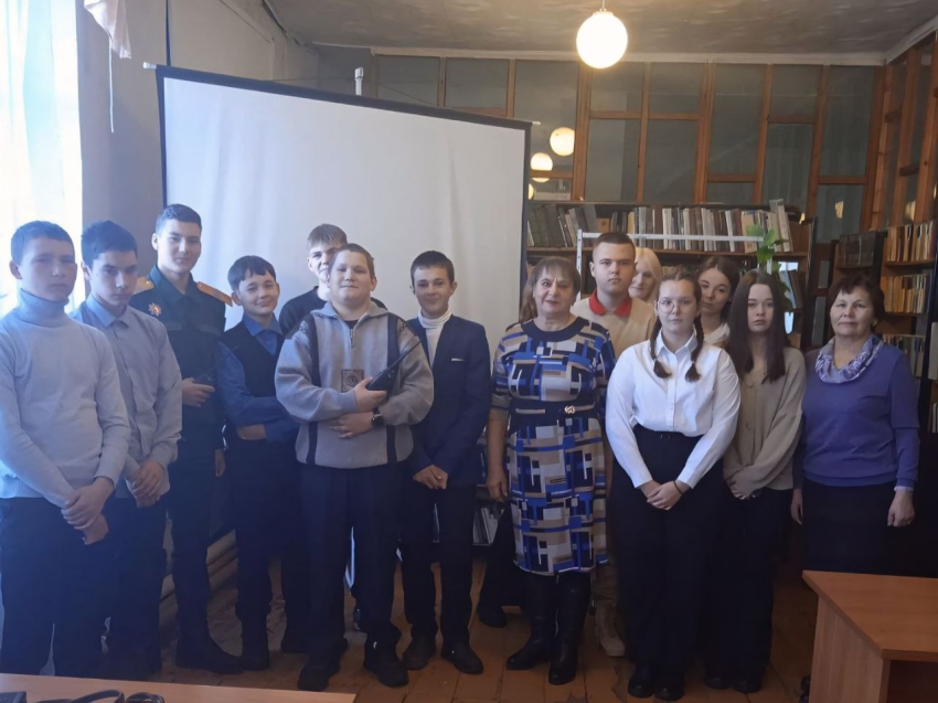 ​Работники Читинской авиабазы рассказывают школьникам о важности профессий, связанных с охраной леса