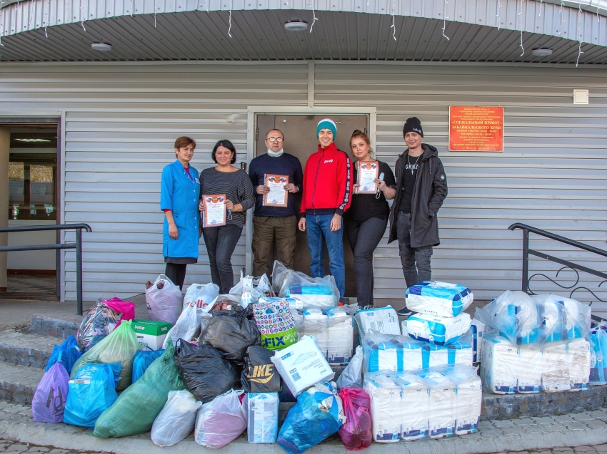 Гуманитарную помощь передали волонтеры Забайкальскому соцприюту