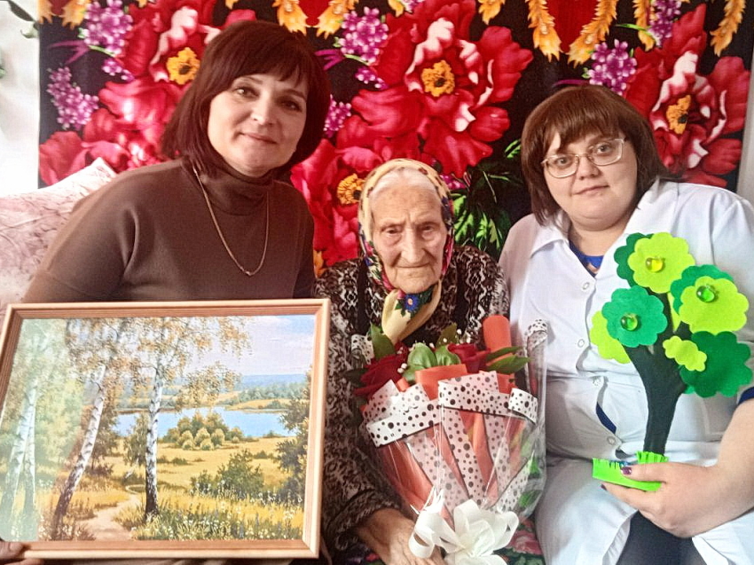 Труженица тыла ВОВ в Петровск-Забайкальском центре соцобслуживания отметила 100-летний юбилей