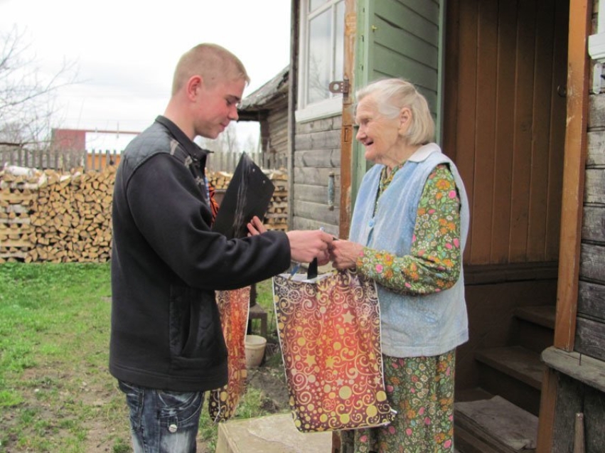 Благотворительная помощь в русской деревне. Помогать пожилым людям. Дети помогают пожилым людям. Волонтеры помогают пожилым людям. Волонтеры помогают старикам.