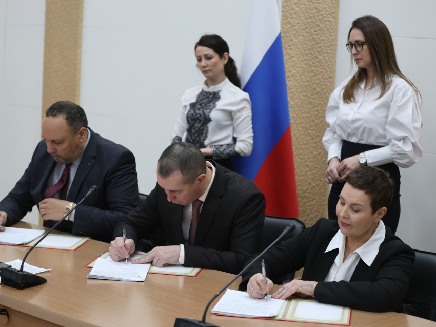 ​В Забайкалье подписано трехстороннее соглашение между профсоюзами, работодателями и правительством региона