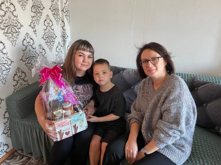 Министр социальной и демографической политики поздравила семьи участников СВО в Шилке