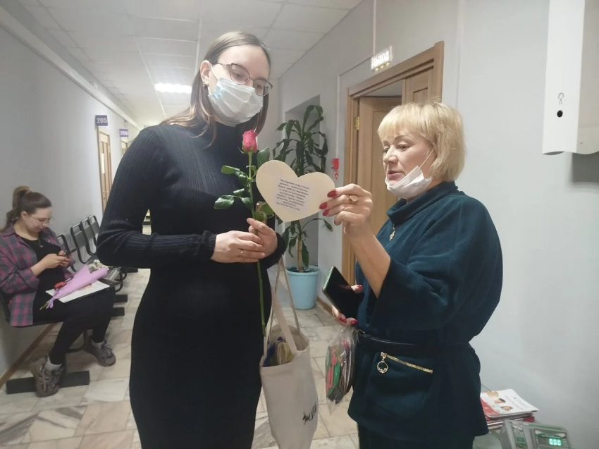 В женской консультации Читы сотрудники центра «​Милосердие»​ вручили будущим мамам цветы и открытки