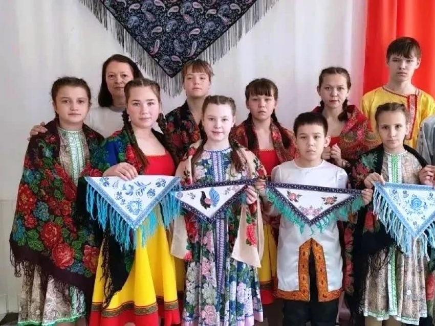 ​​Для воспитанников Сретенского центра для несовершеннолетних  провели мастер-класс по росписи платков