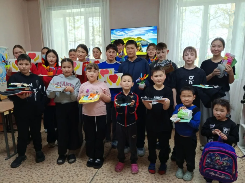 В Могойтуйском центре «Элбэг» дети сделали робота-машину