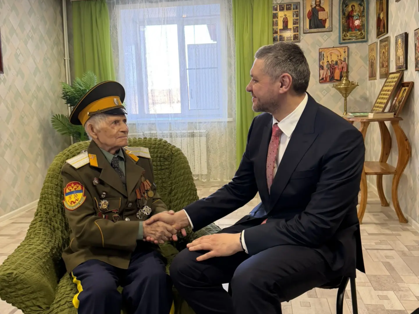 «Низкий поклон тем, кто подарил нам мирное небо»: Александр Осипов в Нерчинске встретился с ветераном Великой Отечественной войны