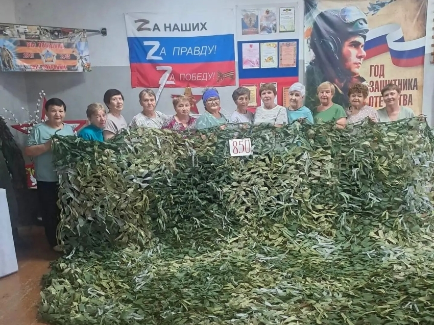 ​Серебряные волонтеры из Сретенска изготавливают для бойцов СВО маскировочные сети