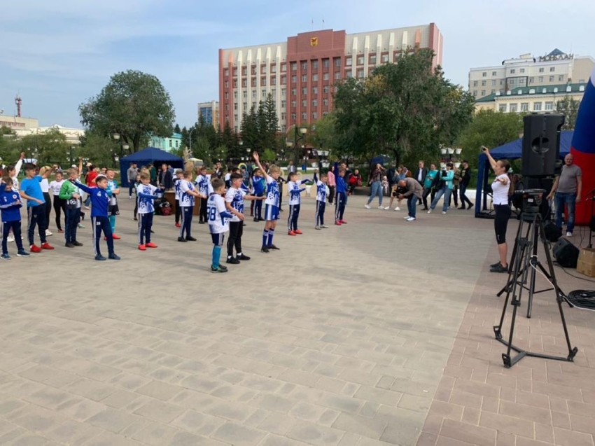 Ретро-зарядка в черно-белом стиле прошла в Чите 