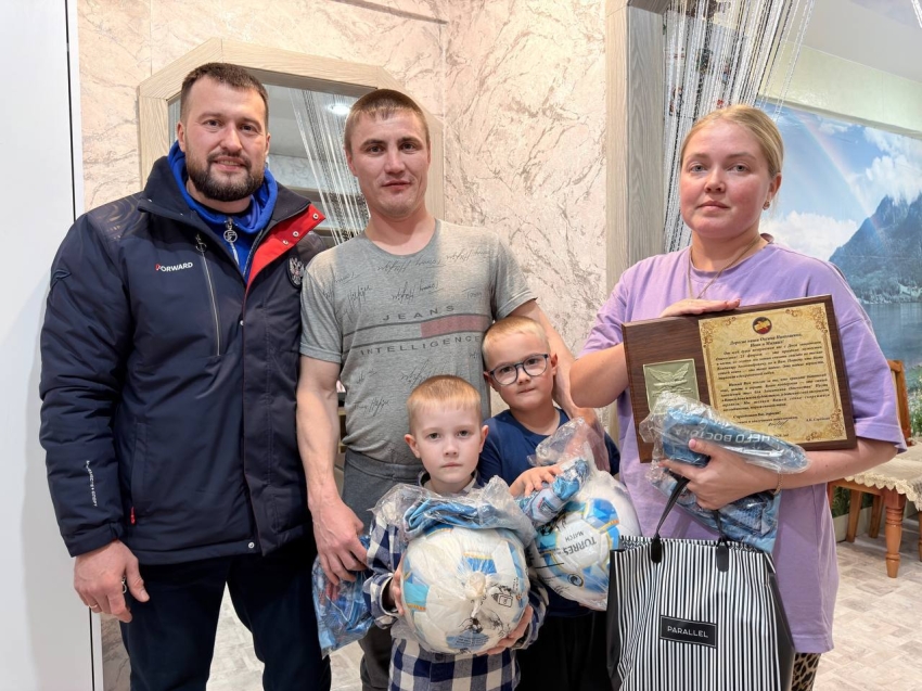  Глава краевого Минспорта поздравил семьи участников СВО 