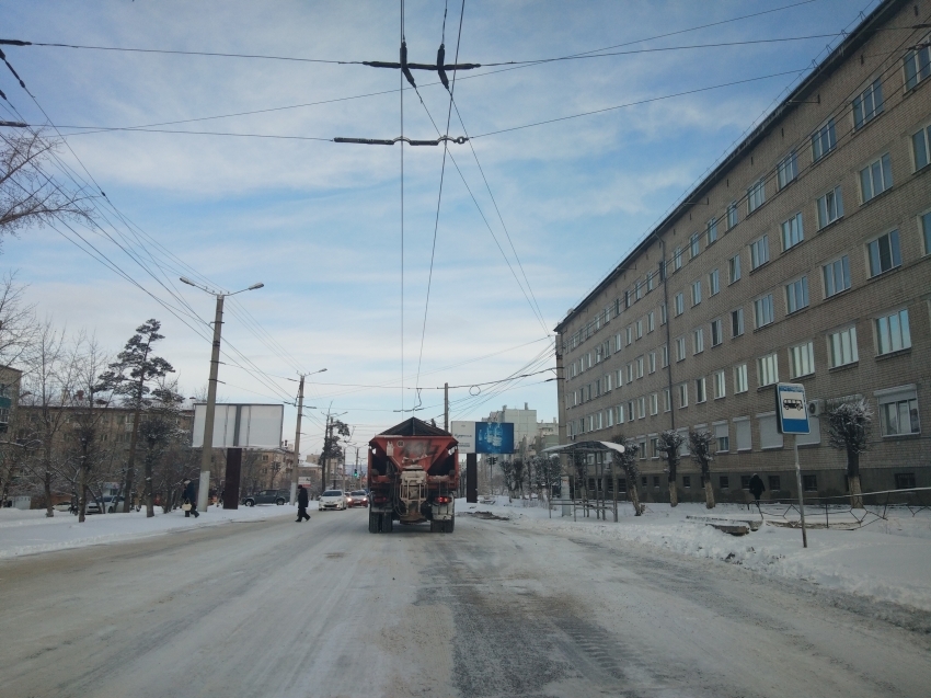 Дорожная техника в Чите в шесть часов утра вышла на уборку снега