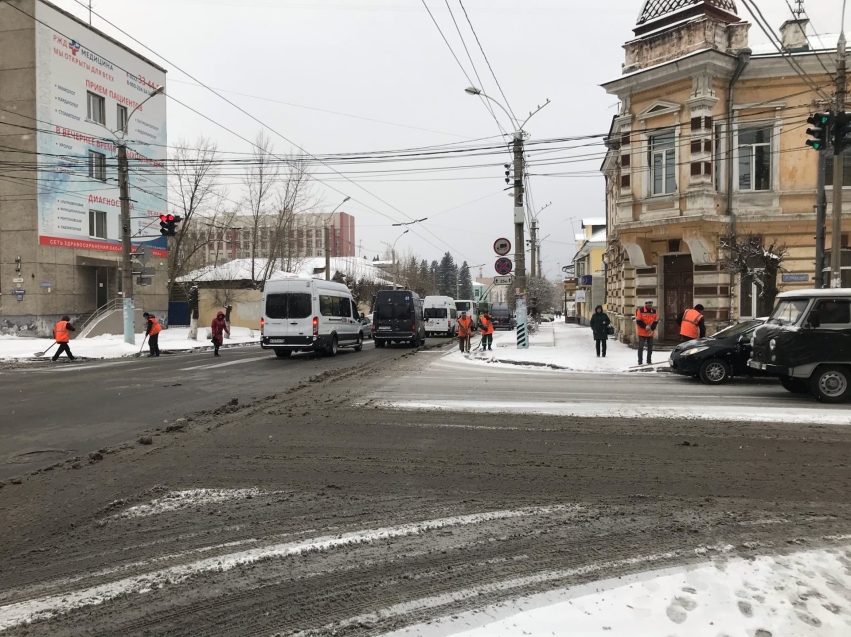 Около двух десятков единиц спецтехники вышло на уборку выпавшего снега в Чите 