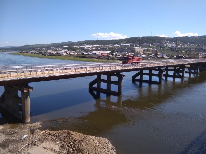 В поселке Дарасун Забайкальского края завершается строительство временного моста через Ингоду