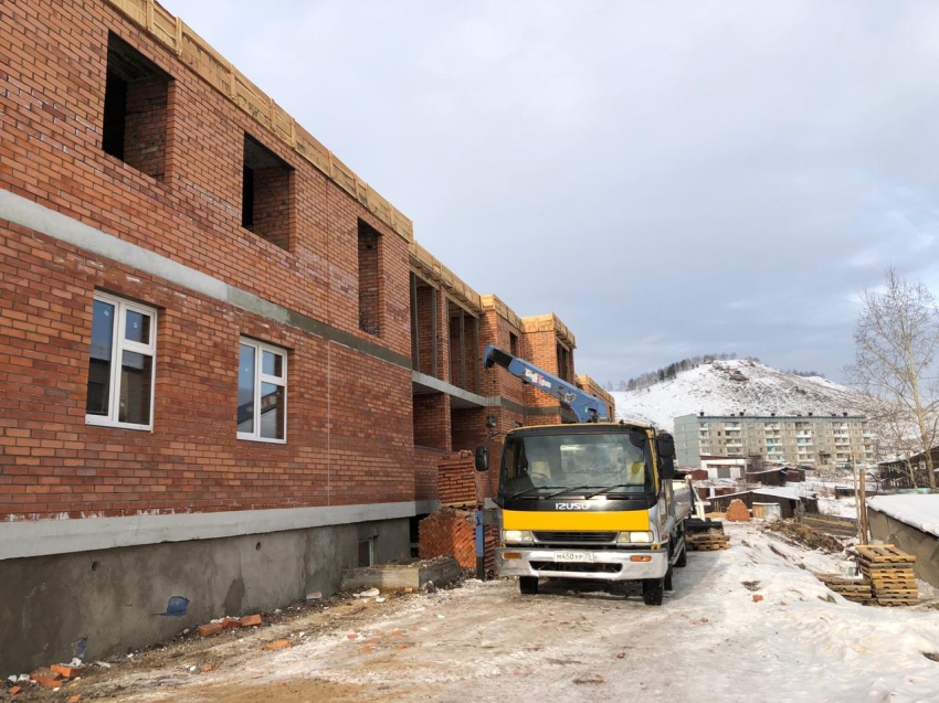 В Петровске-Забайкальском возвели два этажа нового дома для переселенцев