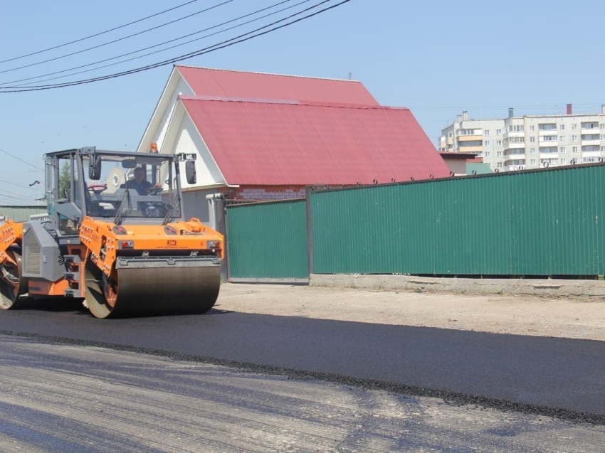 Верхний слой асфальта начали укладывать на улице Ивановской в Чите