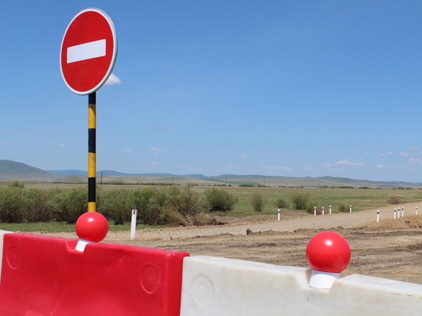 Движение ограничили на региональной дороге в Борзинском районе из-за размывов