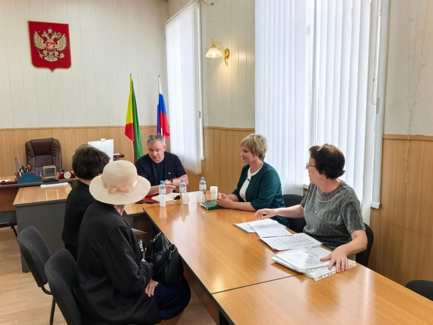 Безопасность жителей аварийного жилья стала главной темой рабочей поездки руководителя краевого минстроя в Петровск-Забайкальский округ